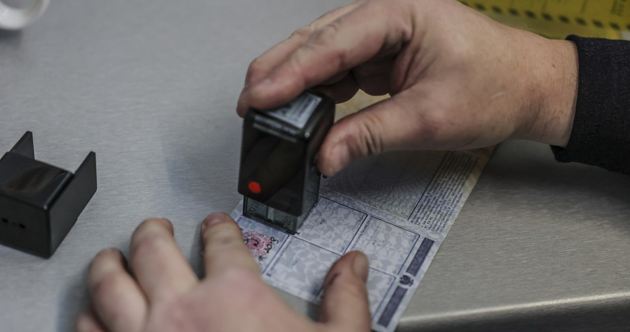 Ci kierowcy muszą wymienić dowód rejestracyjny. Grozi im mandat