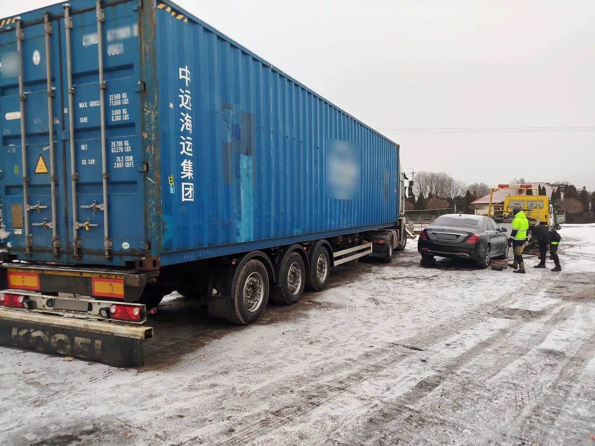 ​Ponad 11 milionów sztuk papierosów bez akcyzy ujawnili funkcjonariusze pomorskiej Krajowej Administracji Skarbowej w trakcie kontroli jednego z kontenerów, który przypłynął do gdyńskiego portu z Tajlandii. Służby podkreślają, że gdyby towar trafił na rynek, Skarb Państwa mógłby stracić nawet 20 milionów złotych z tytułu niezapłaconych podatków.