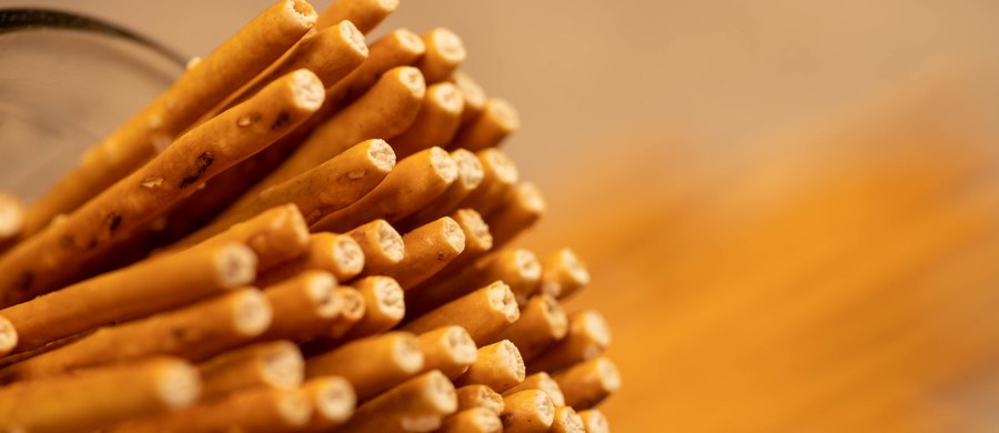 Sprawdzone zostały paluszki od 19 różnych producentów – badanie zlecił portal Oekotest.de. W przekąskach wykryto podwyższony poziom akrylamidu i pozostałości wielu pestycydów. Skontrolowana została także zawartość tłuszczu.