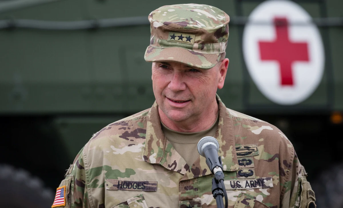 Gen. Ben Hodges, były dowódca amerykańskich sił lądowych w Europie, ujawnił, że latem ubiegłego roku w Hadze doszło do próby zamachu na jego życie. Jak przekazał mediom, podczas szczytu NATO na dachu wagonu pociągu, którym podróżował, eksplodował ładunek.