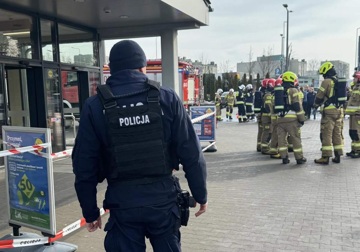 Przed południem w jednym z marketów w Bytowie doszło do rozpylenia nieznanej substancji. Klienci i pracownicy sklepu zostali ewakuowani. Dwie osoby wymagały pomocy medycznej. "Policjanci próbują ustalić sprawcę i co dokładnie zostało rozpylone" - przekazał RMF FM Dawid Łaszcz z Komendy Powiatowej Policji w Bytowie.