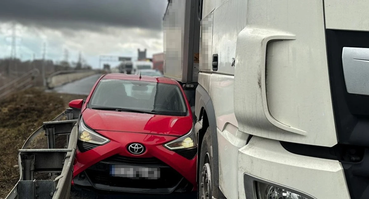 "Łowcy głów" Komendy Wojewódzkiej Policji w Katowicach oraz policjanci z Komisariatu Autostradowego Policji w Gliwicach zatrzymali po pościgu na autostradzie A4 47-latka poszukiwanego listem gończym. W ujęciu uciekającego pomógł kierowca ciężarówki.