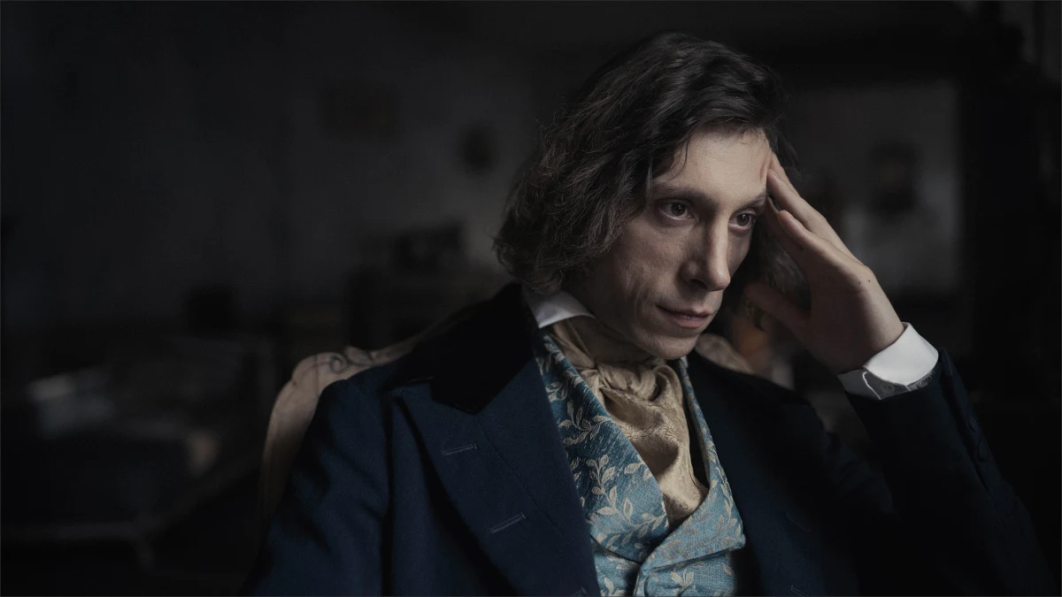 Fryderyk Chopin – postać posągowa, ale też trochę zmurszała; zdająca się przynależeć do odległej epoki. "Chopin, Chopin", nowa filmowa biografia tego najbardziej znanego spośród polskich kompozytorów, w reżyserii Michała Kwiecińskiego i z główną rolą Eryka Kulma Jr., stanowi próbę pokazania tytułowego bohatera nie jako pomnika, lecz żywego człowieka. Takiego, z którym mogliby utożsamiać się współcześni widzowie. Chopin staje się kimś w rodzaju celebryty, modnie ubranego, prowadzącego rozrywkowe życie i uwielbianego przez tłumy.