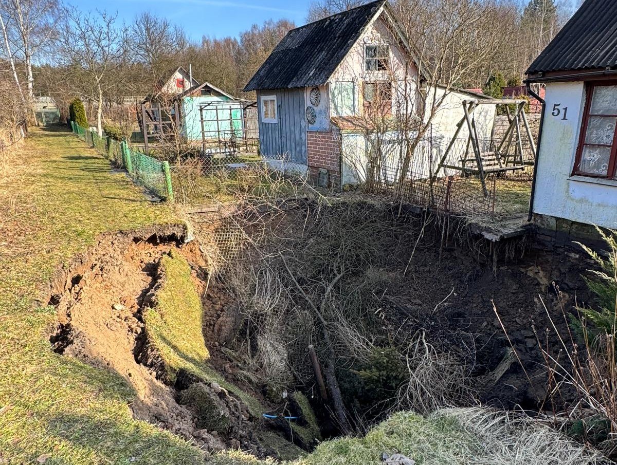Potężny lej w Trzebini. Ziemia zapadła się na terenie ogródków działkowych