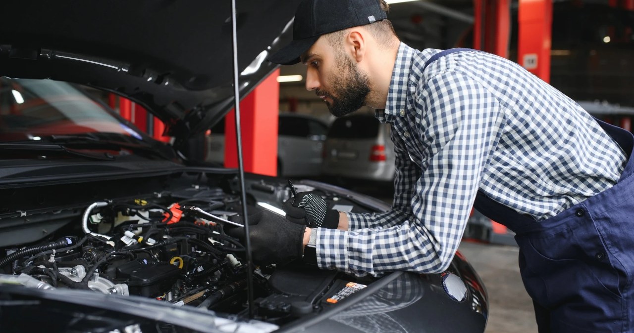 Ignorowanie tych objawów uziemi samochód. Rdza może być jednym z nich