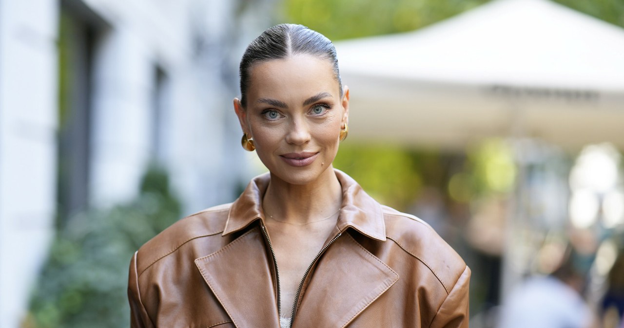 Najmodniejsze okrycia wierzchnie na wiosnę 2026. Wyprzedają się na pniu