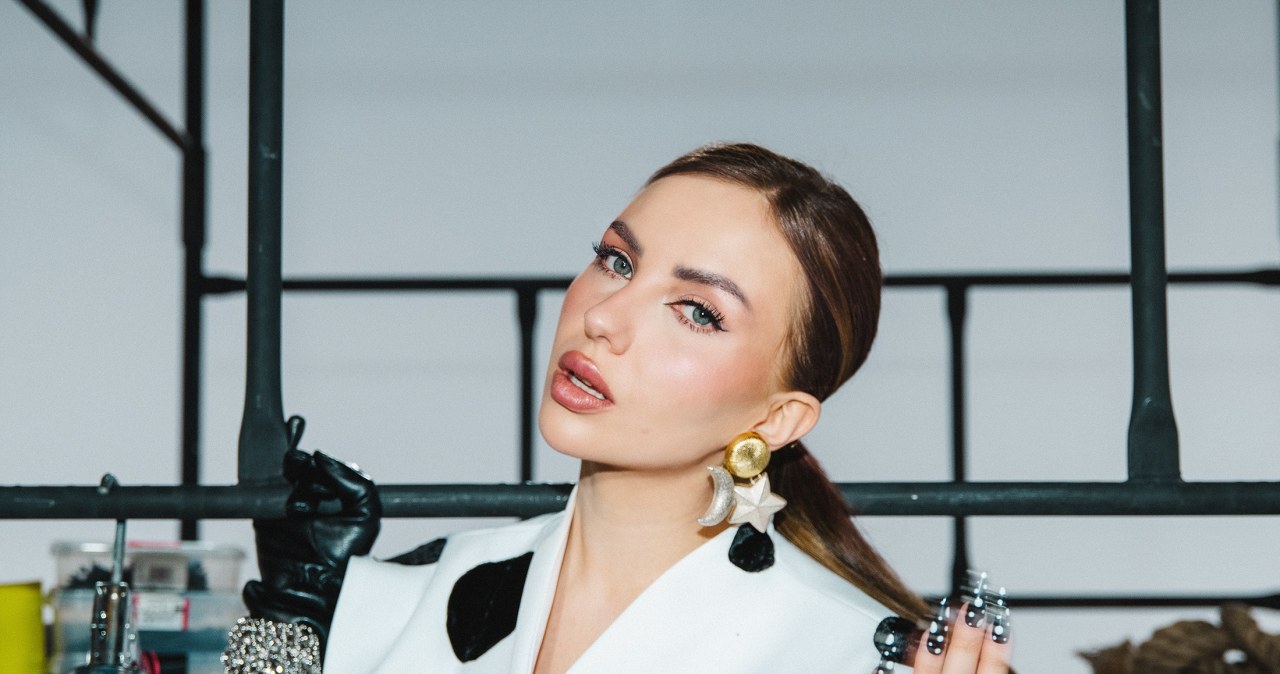 "Dotknij mnie. Całuj. Prowokuj". Polską piosenką rozpoczyna nowy etap