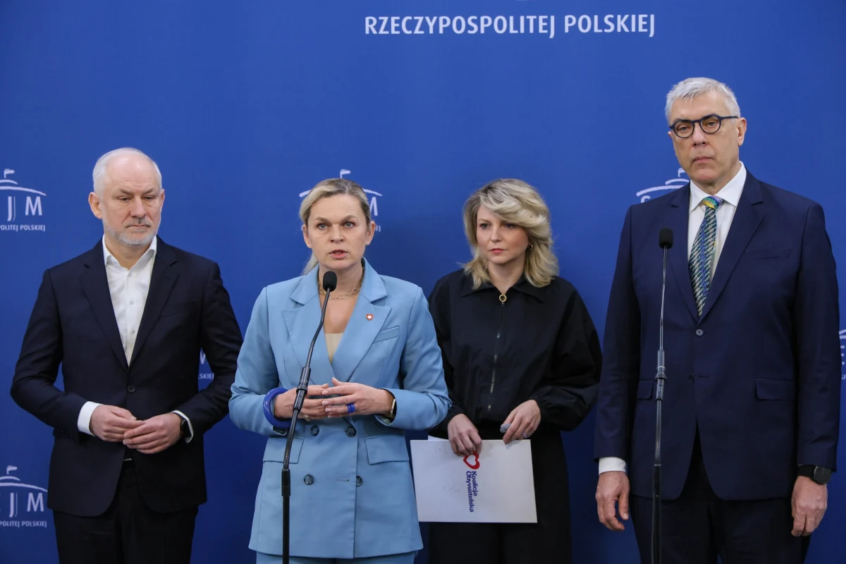 ​Ograniczenie dostępu do mediów społecznościowych osobom do 15. roku życia oraz zakaz korzystania z telefonów komórkowych w szkołach podstawowych - to główne założenia projektu ustawy przygotowywanego przez Koalicję Obywatelską. Jak argumentowali w piątek w Sejmie przedstawiciele formacji, celem ustawy jest m.in. ochrona dzieci przed przemocą i hejtem, a także wspieranie zdrowego rozwoju.