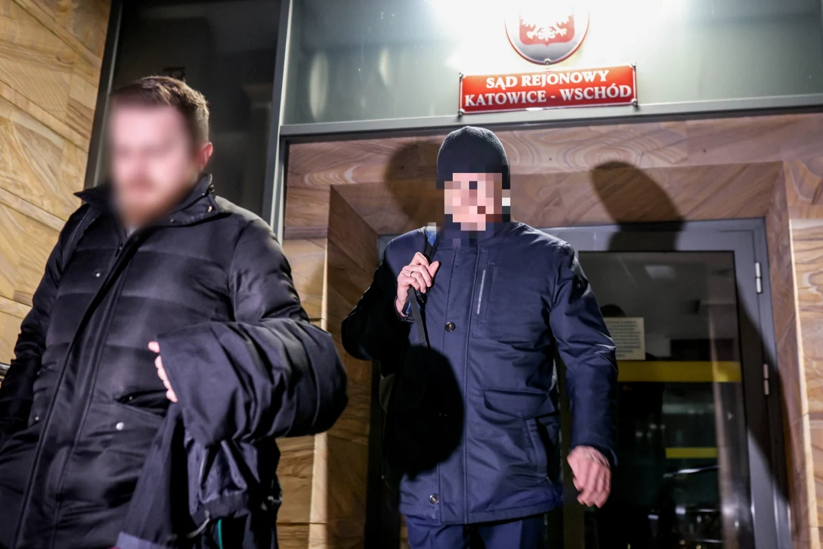 ​Podejrzany o korupcję prezydent Częstochowy Krzysztof M. został zawieszony w wykonywaniu czynności służbowych. Ma także zakaz przebywania na terenie tamtejszego Urzędu Miasta i został zobowiązany do wpłaty 200 tys. zł poręczenia - zdecydowała w piątek Prokuratura Krajowa. Samorządowiec został zatrzymany w środę, a w czwartek usłyszał zarzuty związane z korupcją, jednak - jak zdecydował sąd - nie został aresztowany. Obowiązki włodarza miasta przejmie Zdzisław Wolski, pierwszy zastępca częstochowy - poinformował częstochowski magistrat.