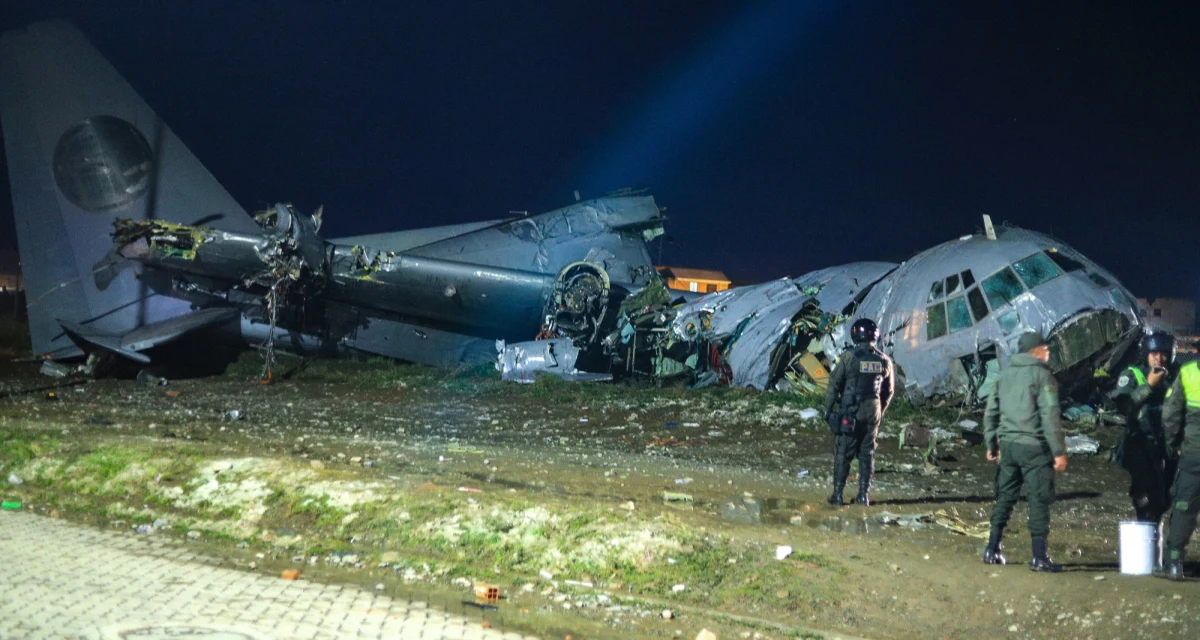Co najmniej 15 osób zginęło, a 20 zostało rannych w wyniku katastrofy wojskowego samolotu transportowego w boliwijskim El Alto. Maszyna przewoziła świeżo wydrukowane banknoty do Centralnego Banku Boliwii. Po wypadku doszło do zamieszek i prób kradzieży rozrzuconych pieniędzy.