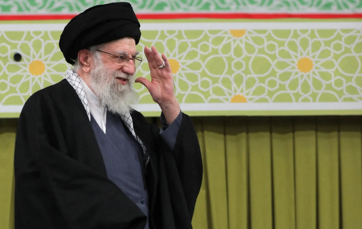 Izrael i Stany Zjednoczone rozpoczęły w sobotę rano atak powietrzny na Iran. W Waszyngtonie już wcześniej mówiło się o potrzebie obalenia reżimu w Teheranie. Co zatem dzieje się z najwyższym przywódcą duchowo-politycznym Iranu, ajatollahem Alim Chameneim?