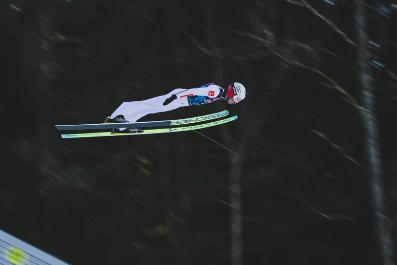Najdłuższy lot Stocha, i to tuż przed najważniejszym skokiem. Jest nadzieja