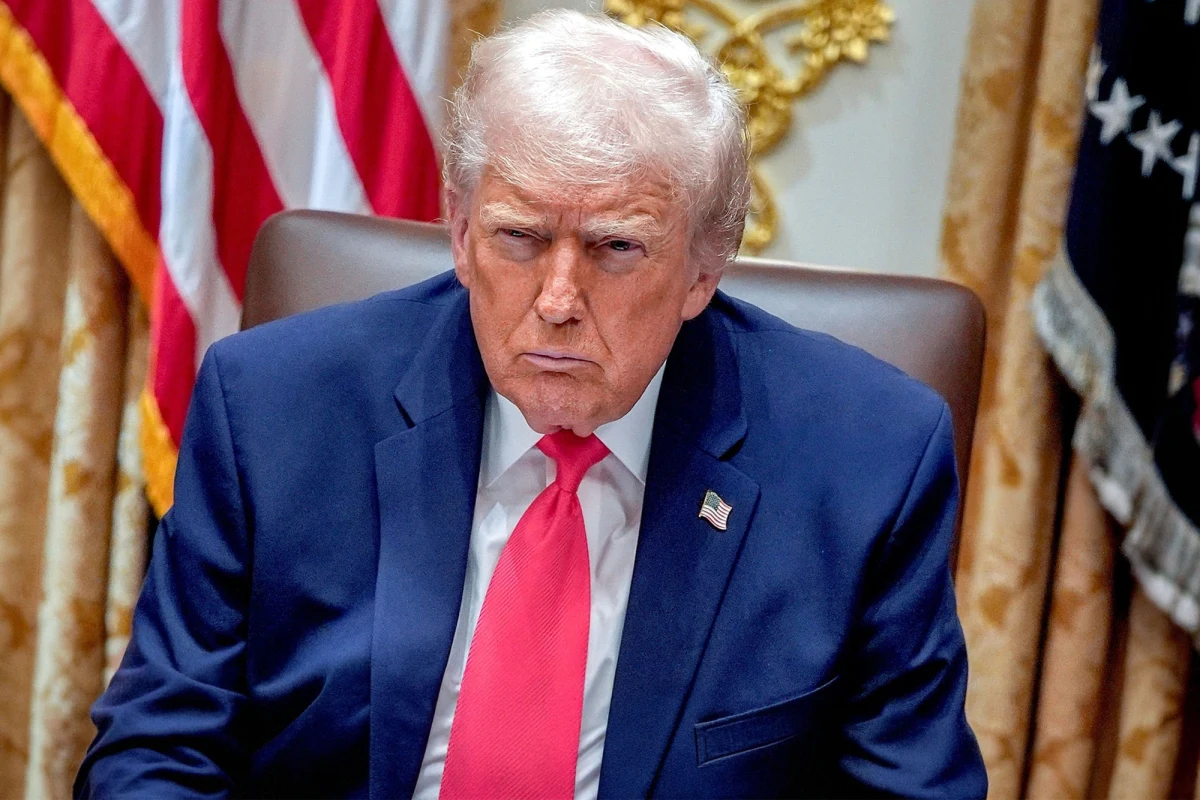 Decyzja Donalda Trumpa o przeprowadzeniu ataku na Iran wywołała falę krytyki w Stanach Zjednoczonych. Rada redakcyjna "New York Timesa" w komentarzu do bieżących wydarzeń zarzuciła prezydentowi lekkomyślność, brak jasnych celów oraz pominięcie zarówno prawa krajowego, jak i międzynarodowego. W opinii komentatorów, Trump nie przedstawił społeczeństwu przekonujących argumentów uzasadniających interwencję zbrojną.