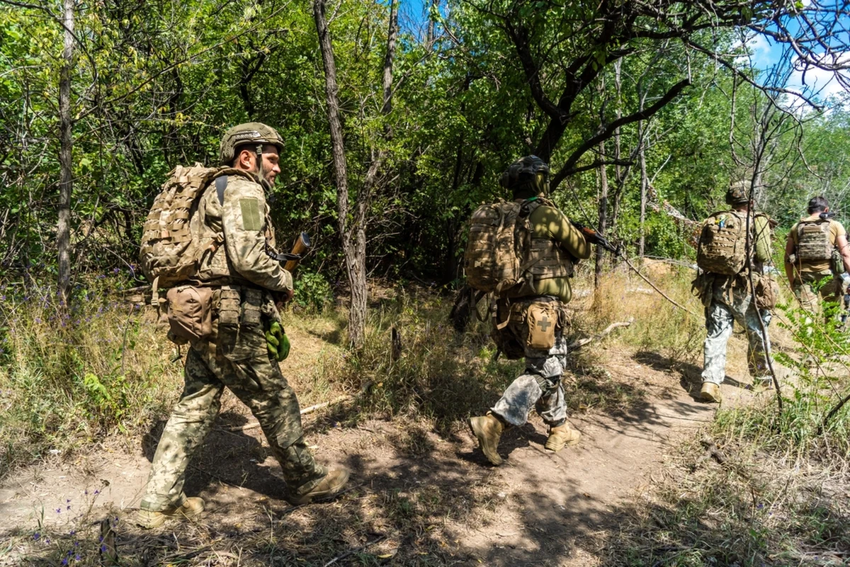 Rosyjscy urzędnicy coraz częściej podkreślają, że nie widzą sensu kontynuowania rozmów pokojowych z Ukrainą pod auspicjami USA, jeśli Kijów nie zgodzi się na ustępstwa terytorialne - informują źródła agencji Bloomberga zbliżone do negocjacji. Przyszłotygodniowe rozmowy mają być decydujące dla dalszego losu negocjacji. Według osób bliskich Kremlowi Rosja może wycofać się z procesu, jeśli prezydent Wołodymyr Zełenski nie zgodzi się na oddanie części terytorium.