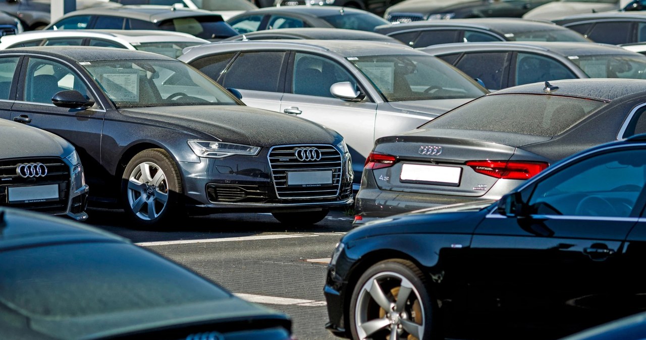 Kupujesz używane auto w sieci? VW, Audi i Mercedes ostrzegają