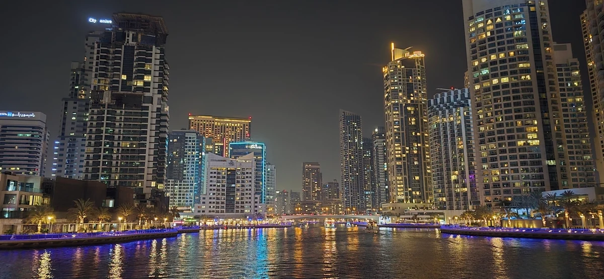 W sobotnie popołudnie w dzielnicy Palm Jumeirah w Dubaju doszło do eksplozji w pięciogwiazdkowym hotelu Fairmont The Palm. Władze potwierdziły, że cztery osoby zostały ranne. Do incydentu doszło w wyniku ataku rakietowego, który objął także inne części Zjednoczonych Emiratów Arabskich.