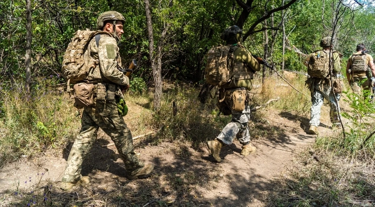 Rosyjscy urzędnicy coraz częściej podkreślają, że nie widzą sensu kontynuowania rozmów pokojowych z Ukrainą pod auspicjami USA, jeśli Kijów nie zgodzi się na ustępstwa terytorialne - informują źródła agencji Bloomberga zbliżone do negocjacji. Przyszłotygodniowe rozmowy mają być decydujące dla dalszego losu negocjacji. Według osób bliskich Kremlowi Rosja może wycofać się z procesu, jeśli prezydent Wołodymyr Zełenski nie zgodzi się na oddanie części terytorium.