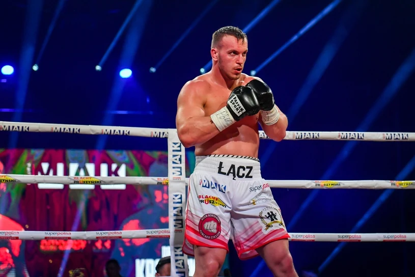 Show "polskiego Tysona" za oceanem. Rozbitego rywala uratował sędzia