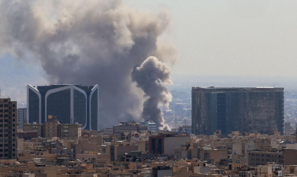 Izraelskie siły powietrzne przypuściły kolejną falę ataków na cele w Teheranie, w tym w "samym sercu" miasta. Zagraniczne media informują o "głośnych wybuchach" w irańskiej stolicy.
