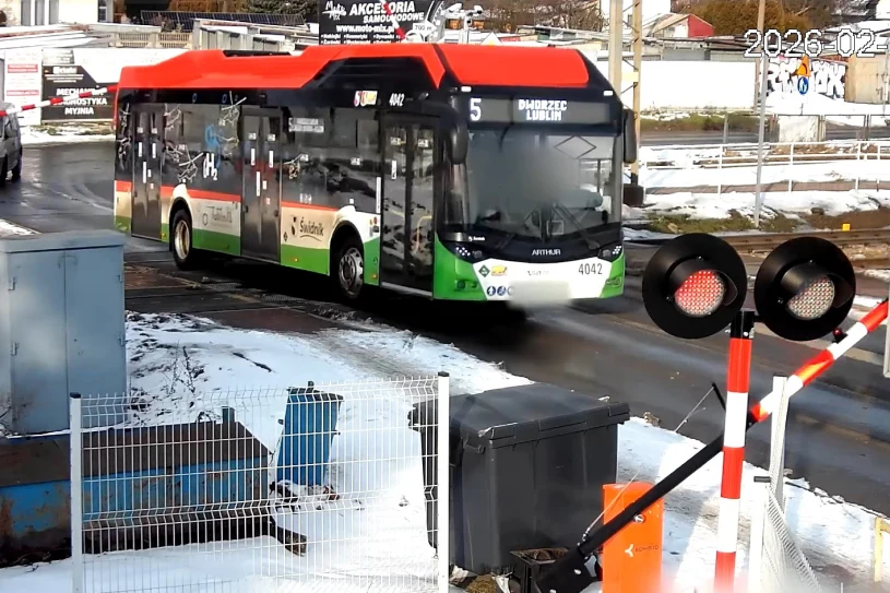 Wjechał autobusem na zamknięty przejazd i ponad minutę czekał na pociąg