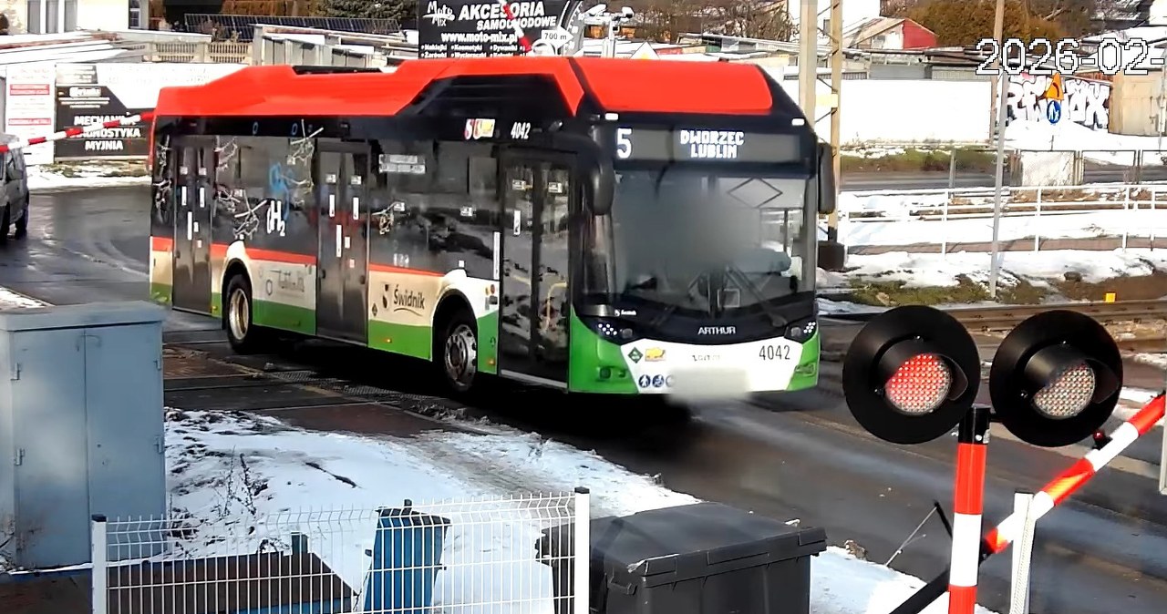 Wjechał autobusem na zamknięty przejazd i ponad minutę czekał na pociąg
