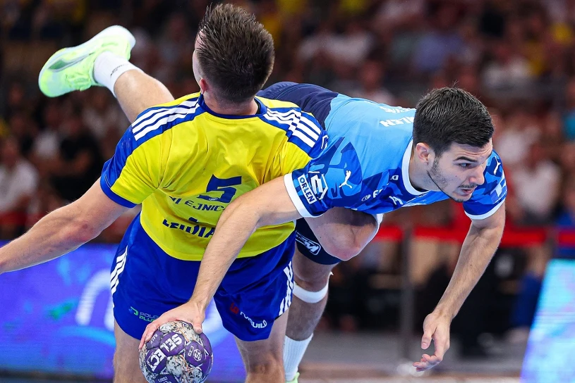 Sześć czerwonych kartek w Płocku. Rzuty karne rozstrzygnęły "Świętą Wojnę"