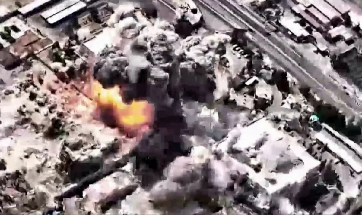 Izraelska armia poinformowała o śmierci 40 wysokich rangą przedstawicieli władz Iranu, w tym ajatollaha Alego Chameneia, oraz o zniszczeniu połowy irańskich zapasów rakiet. Ataki, prowadzone wspólnie ze Stanami Zjednoczonymi, mają być kontynuowane do osiągnięcia wyznaczonych celów.