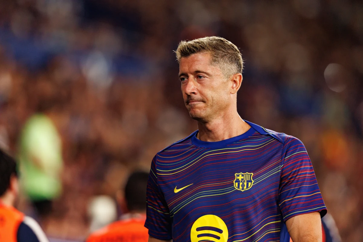 FC Barcelona poinformowała o poważnej kontuzji Roberta Lewandowskiego. Polski napastnik doznał złamania oczodołu podczas meczu z Villarrealem i na pewno nie zagra w półfinale Pucharu Króla przeciwko Atletico Madryt. Obecnie nie wiadomo, co z jego występem w nadchodzących spotkaniach reprezentacji Polski.
