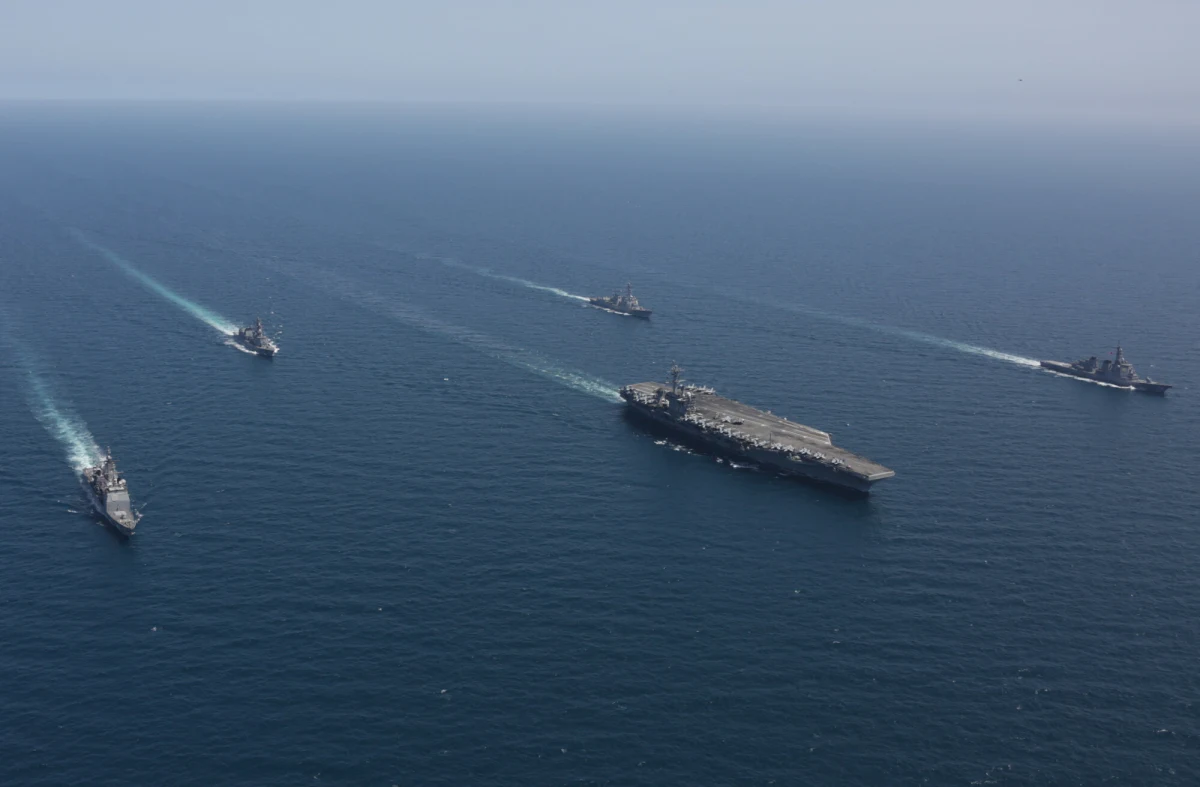 Amerykański lotniskowiec USS Abraham Lincoln został w niedzielę zaatakowany czterema pociskami balistycznymi - poinformował w oświadczeniu Korpus Strażników Rewolucji Islamskiej Iranu, na które powołują się irańskie media państwowe.