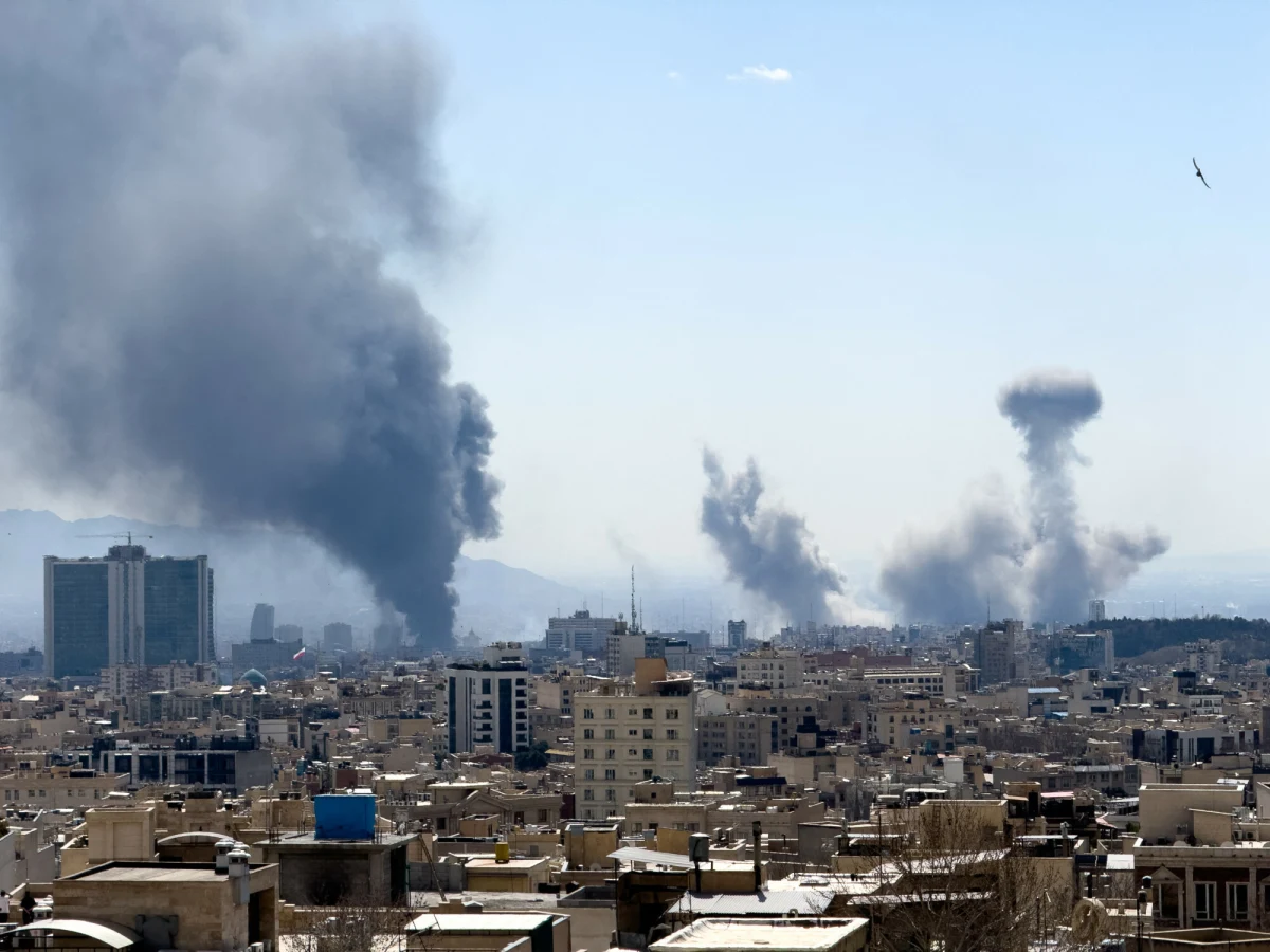 Dowództwo Centralne USA (CENTCOM) poinformowało, że w niedzielę w wyniku działań bojowych w ramach operacji "Epicka Furia" zginęło trzech amerykańskich żołnierzy, a pięciu zostało poważnie rannych.