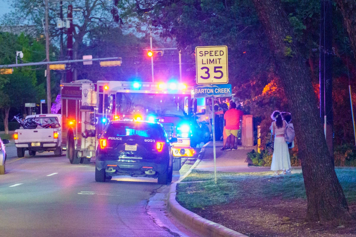 Co najmniej trzy osoby, w tym domniemany sprawca, zginęły w wyniku strzelaniny w popularnym barze Buford's w centrum Austin, w stanie Teksas. Do zdarzenia doszło w nocy z soboty na niedzielę, w tętniącej życiem dzielnicy rozrywkowej miasta.