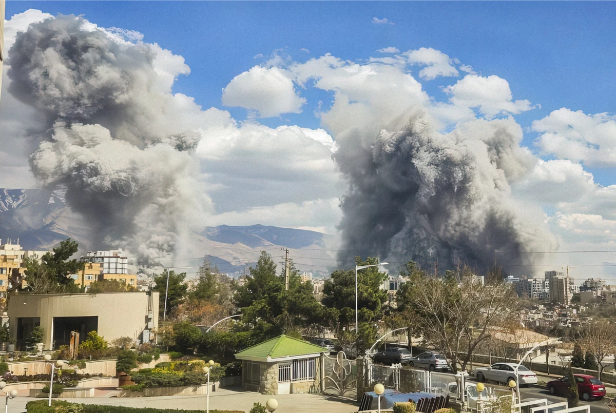 Izraelska armia ogłosiła mobilizację 100 tysięcy rezerwistów w odpowiedzi na eskalację konfliktu z Iranem. Decyzja zapadła po wspólnym ataku Stanów Zjednoczonych i Izraela na irańskie przywództwo, co doprowadziło do gwałtownej reakcji Teheranu i zaostrzenia sytuacji w regionie.