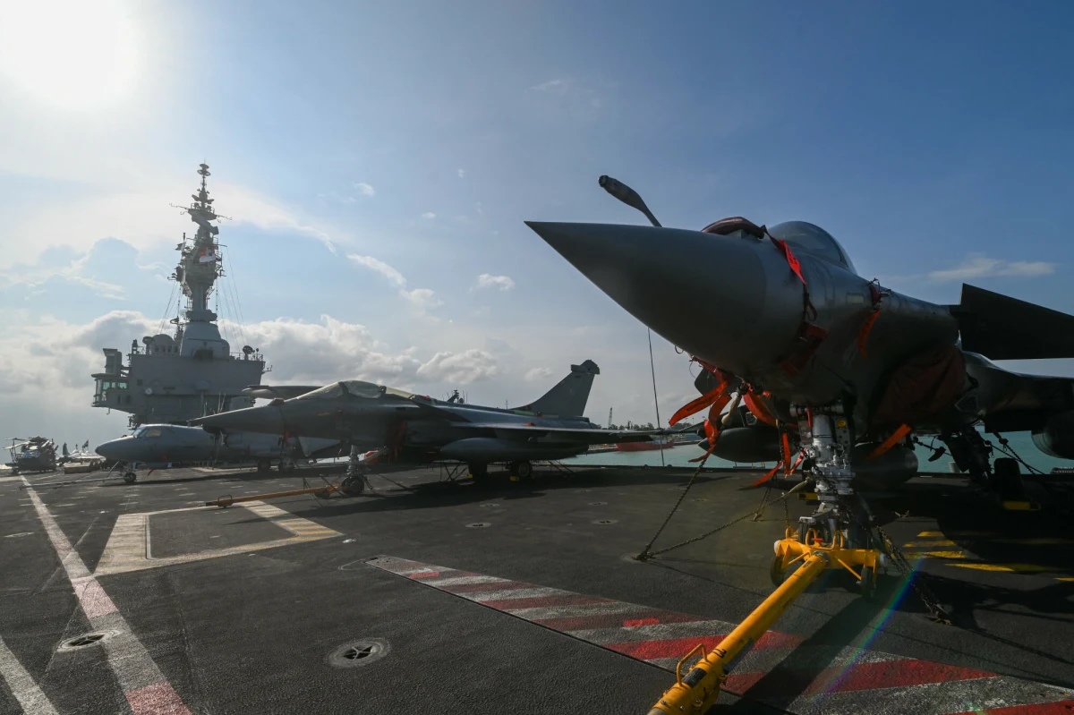 Francuski lotniskowiec Charles de Gaulle przerwał swoją misję na Morzu Bałtyckim i kieruje się do wschodniej części Morza Śródziemnego. Decyzja zapadła w związku z rosnącym napięciem na Bliskim Wschodzie i eskalacją konfliktu między USA, Izraelem a Iranem.