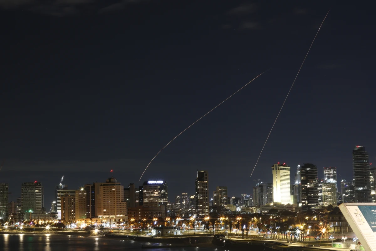 ​Głośne eksplozje w Jerozolimie i Tel Awiwie - podała AFP. Chwilę wcześniej słychać było syreny alarmowe, a izraelskie siły zbrojne poinformowały o wykryciu pocisków rakietowych wystrzelonych z terytorium Iranu.