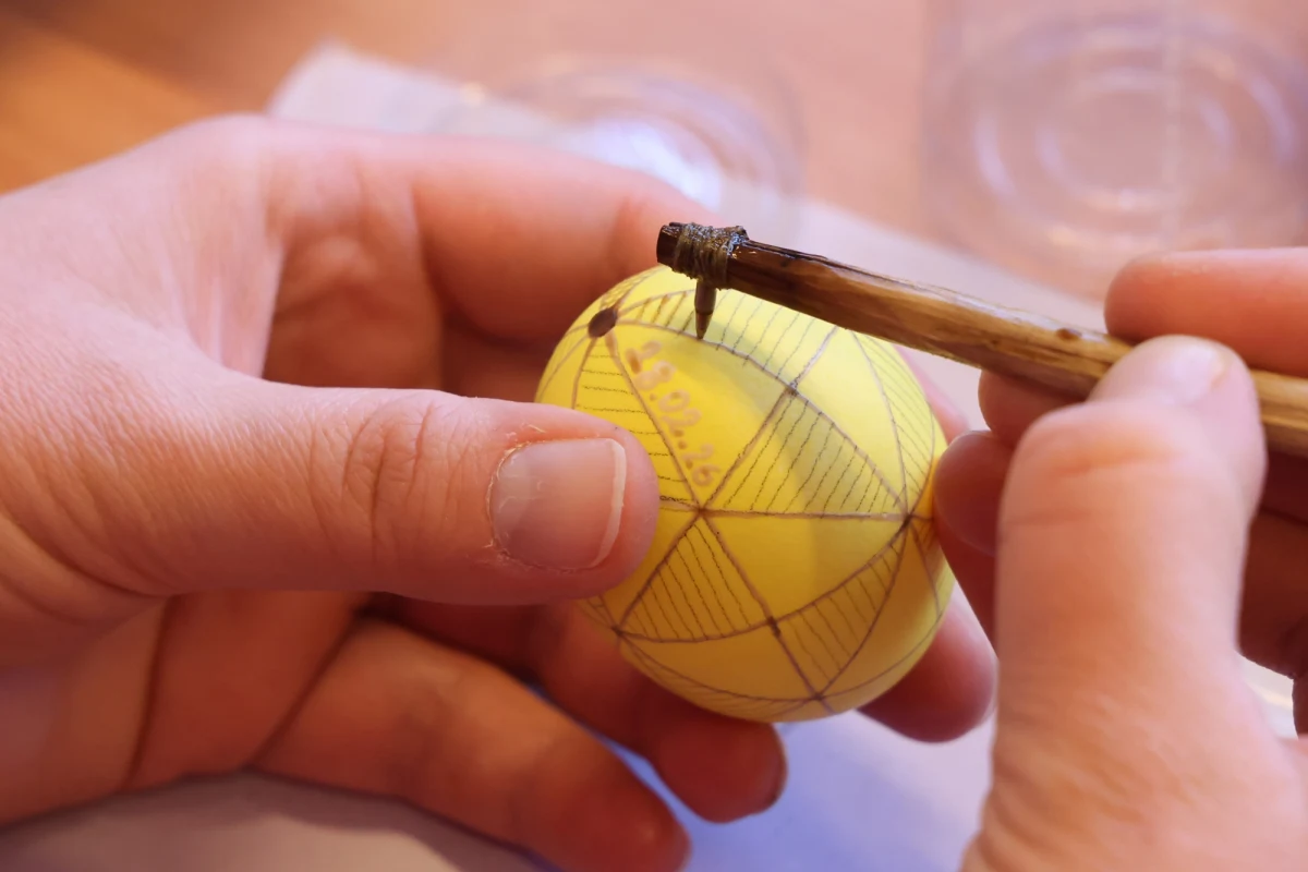 Kroszonkarstwo, niezwykła tradycja zdobienia jaj wielkanocnych na Górnym Śląsku, zostało wpisane na Krajową Listę Niematerialnego Dziedzictwa Kulturowego. Choć to właśnie kroszonki rozsławiły region, historia pisanek sięga tu znacznie głębiej.