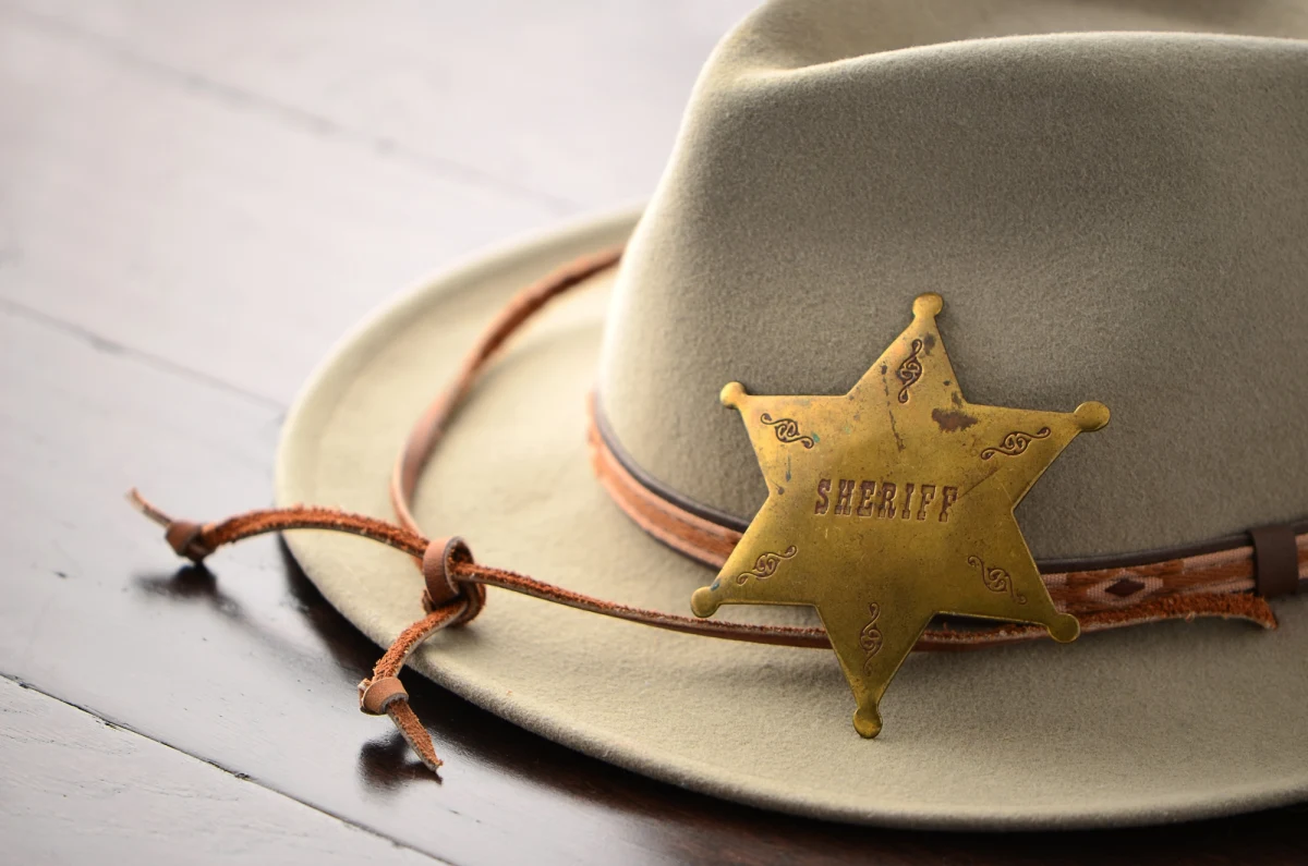 W hrabstwie Lonoke, w samym sercu konserwatywnego amerykańskiego Arkansas, trwa kampania wyborcza, która podzieliła lokalną społeczność i wywołała ogólnokrajową debatę o granicach prawa, sprawiedliwości i rodzicielskiej determinacji. Aaron Spencer, 37-letni weteran armii i ojciec dwójki dzieci, to dla jednych bohater, dla innych osoba, która dopuściła się samosądu. Mimo że czeka go proces o morderstwo drugiego stopnia, Spencer zdecydował się kandydować na stanowisko szeryfa hrabstwa Lonoke. 