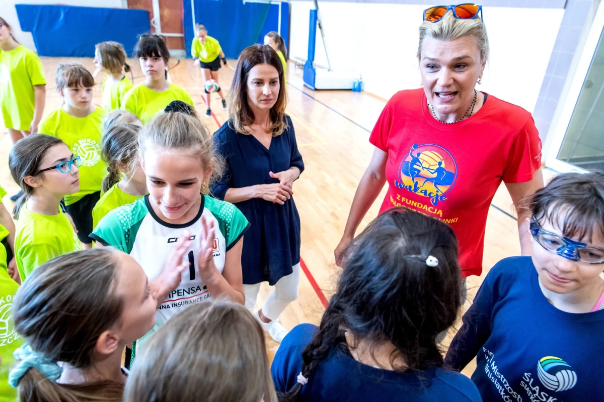 Dwie dekady w siatkarskiej elicie, złote medale, burzliwe rozstania i powroty, a także codzienność poza sportem – Małgorzata Glinka-Mogentale opowiada w podcaście "Co u nich słychać?" o blaskach i cieniach życia zawodowej siatkarki. W szczerej rozmowie zdradza, jak wyglądała jej droga na szczyt, jak radziła sobie z presją i co czuje dziś, patrząc na swoją karierę z dystansem.