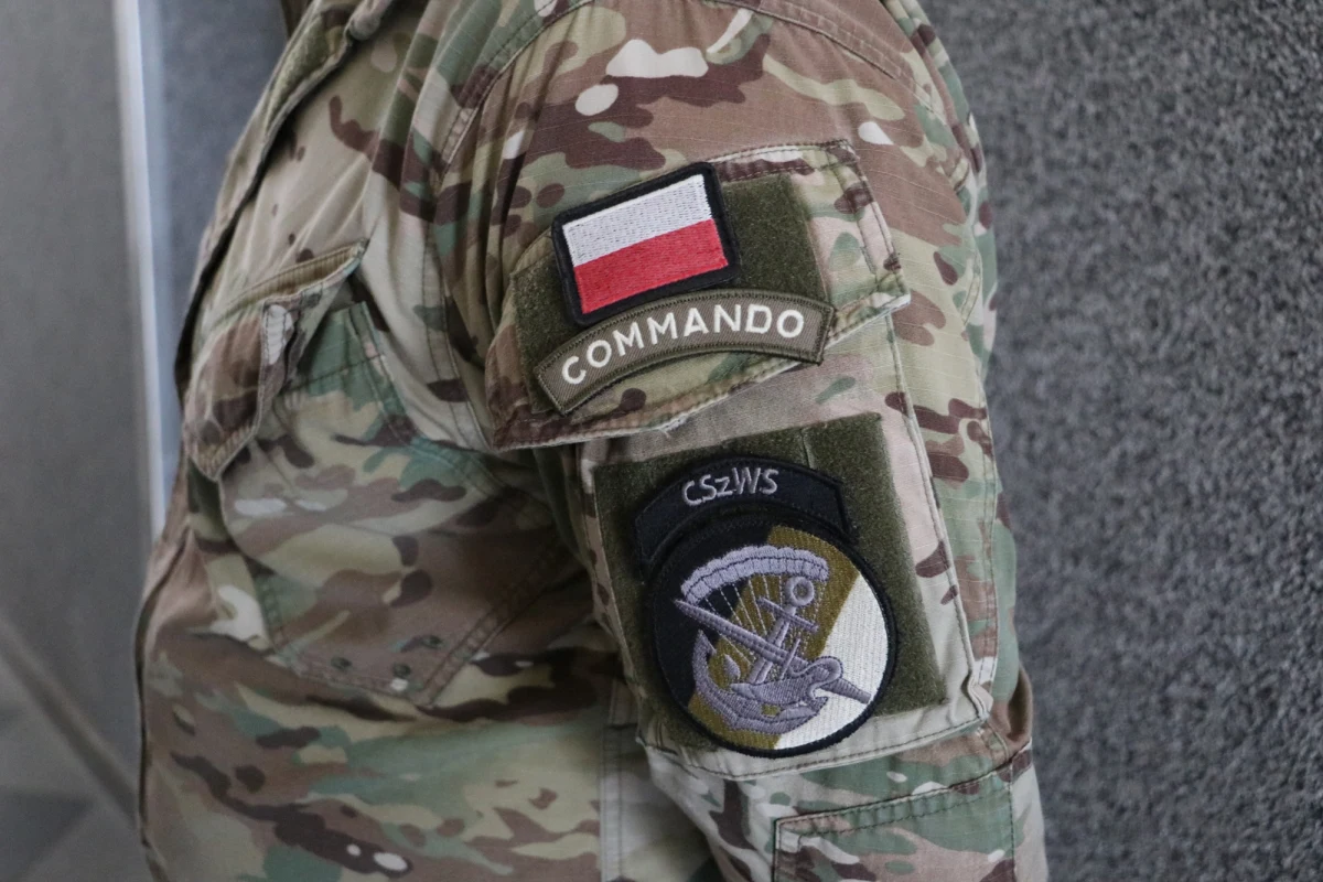 Pierwszy dzień to nauka musztry, ścielenia łóżka i pożegnanie z telefonami. Dziś kilkudziesięciu ochotników rozpoczęło kurs JATA, który ma ich przygotować do służby w jednostkach bojowych w GROM-ie, Jednostce Wojskowej Komandosów, AGAT-cie czy Formozie - informuje reporter RMF FM Maciej Sołtys. Szkolenia przeprowadzono w Centrum Szkolenia Lądowego Wojsk Specjalnych w Lublińcu w Śląskiem. 