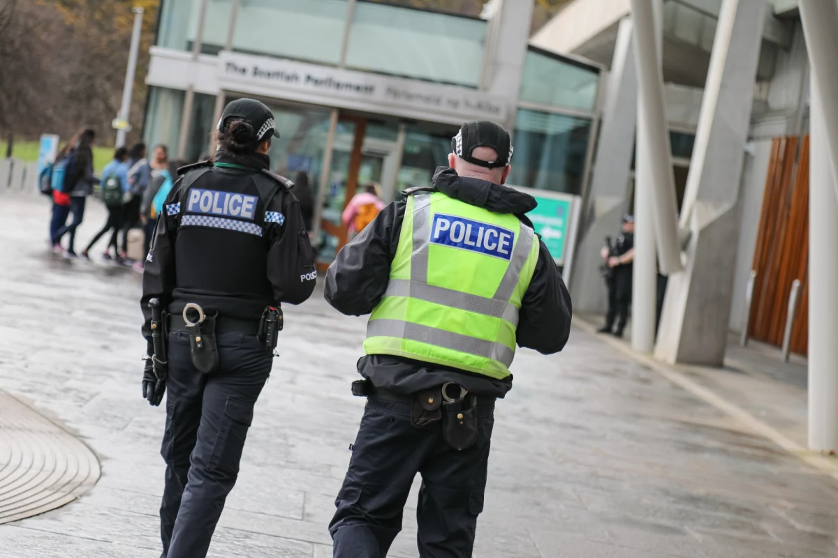 W zachodniej części stolicy Szkocji, Edynburgu mężczyzna uzbrojony w noże ranił dwie osoby. Policja poinformowała, że sytuacja została opanowana. "Nie uważa się, aby istniało szersze zagrożenie dla społeczeństwa" - przekazał nadinspektor Scott Kennedy z miejscowej policji.
