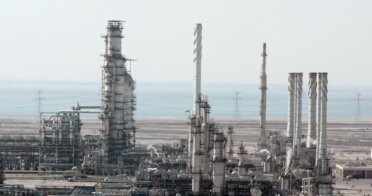 Drony zaatakowały rafinerię. Arabowie wstrzymują wydobycie ropy