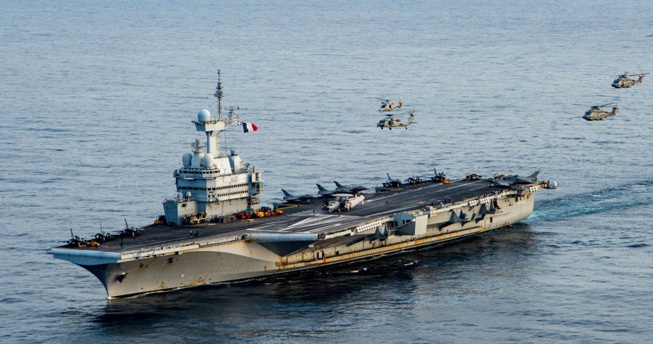 Chaos informacyjny. Media o ruchu francuskiego lotniskowca. Rząd zaprzecza