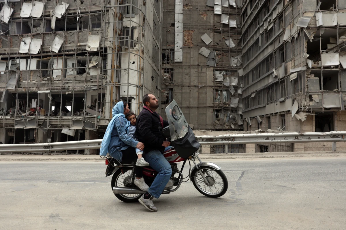 Mimo postępu technologicznego, globalnej współzależności i rozwoju organizacji międzynarodowych, wojny nie znikają z mapy świata. Czy konflikt zbrojny jest nieodłączną częścią ludzkiej natury? Czy w XXI wieku jesteśmy w stanie zrozumieć i przezwyciężyć mechanizmy, które prowadzą do kolejnych tragedii? Gościem "Wykładu otwartego" w internetowym Radiu RMF24 była prof. Joanna Hańderek – filozofka, publicystka i działaczka społeczna, która w rozmowie z Krzysztofem Urbaniakiem odkrywa złożoność zjawiska wojny.