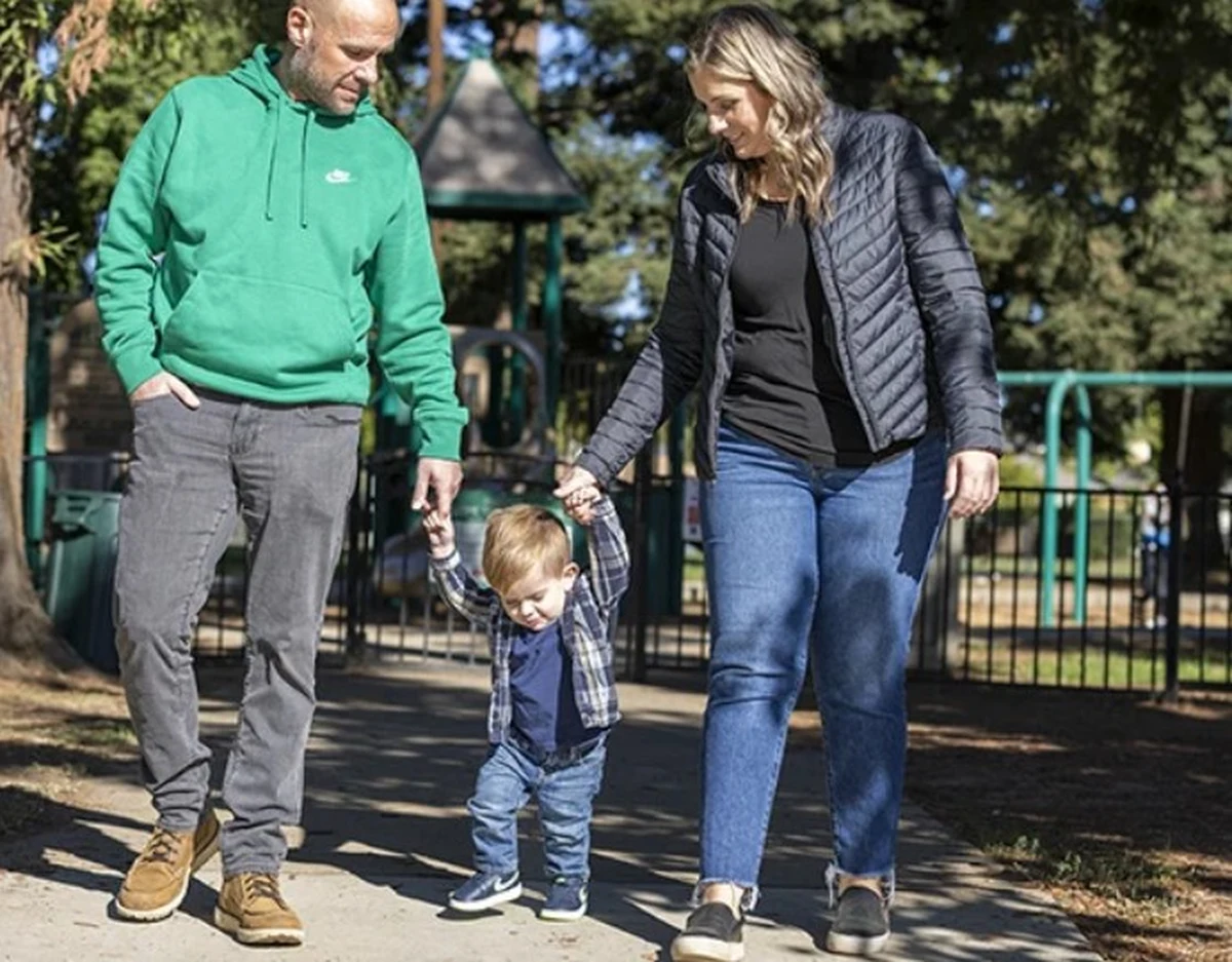 Nowatorska terapia z wykorzystaniem komórek macierzystych pochodzących z łożyska może w przyszłości odmienić losy dzieci dotkniętych rozszczepem kręgosłupa. Wyniki pierwszego na świecie badania klinicznego, w którym wzięło udział sześć kobiet w ciąży, wskazują, że taki zabieg jest bezpieczny zarówno dla matek, jak i ich nienarodzonych dzieci. Przynosi też ochronę przed najpoważniejszymi powikłaniami, które mogą prowadzić do zaburzeń neurologicznych. Metodę opisano na łamach prestiżowego czasopisma "Lancet". 