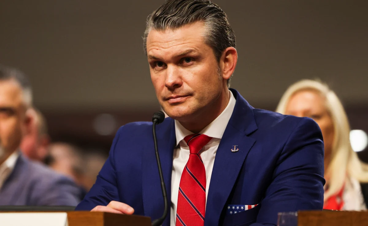 ​Podczas poniedziałkowej konferencji prasowej szef Pentagonu Pete Hegseth przedstawił główne założenia operacji militarnej prowadzonej przez Izrael i USA przeciwko Iranowi. Zaznaczył, że celem działań nie jest zmiana władzy w Teheranie, lecz zniszczenie irańskiego potencjału militarnego, w tym rakiet, zakładów produkcyjnych oraz sił marynarki wojennej. "Żadnych ćwiczeń z budowania demokracji. (...) Walczymy, by wygrać - powiedział Hegseth.