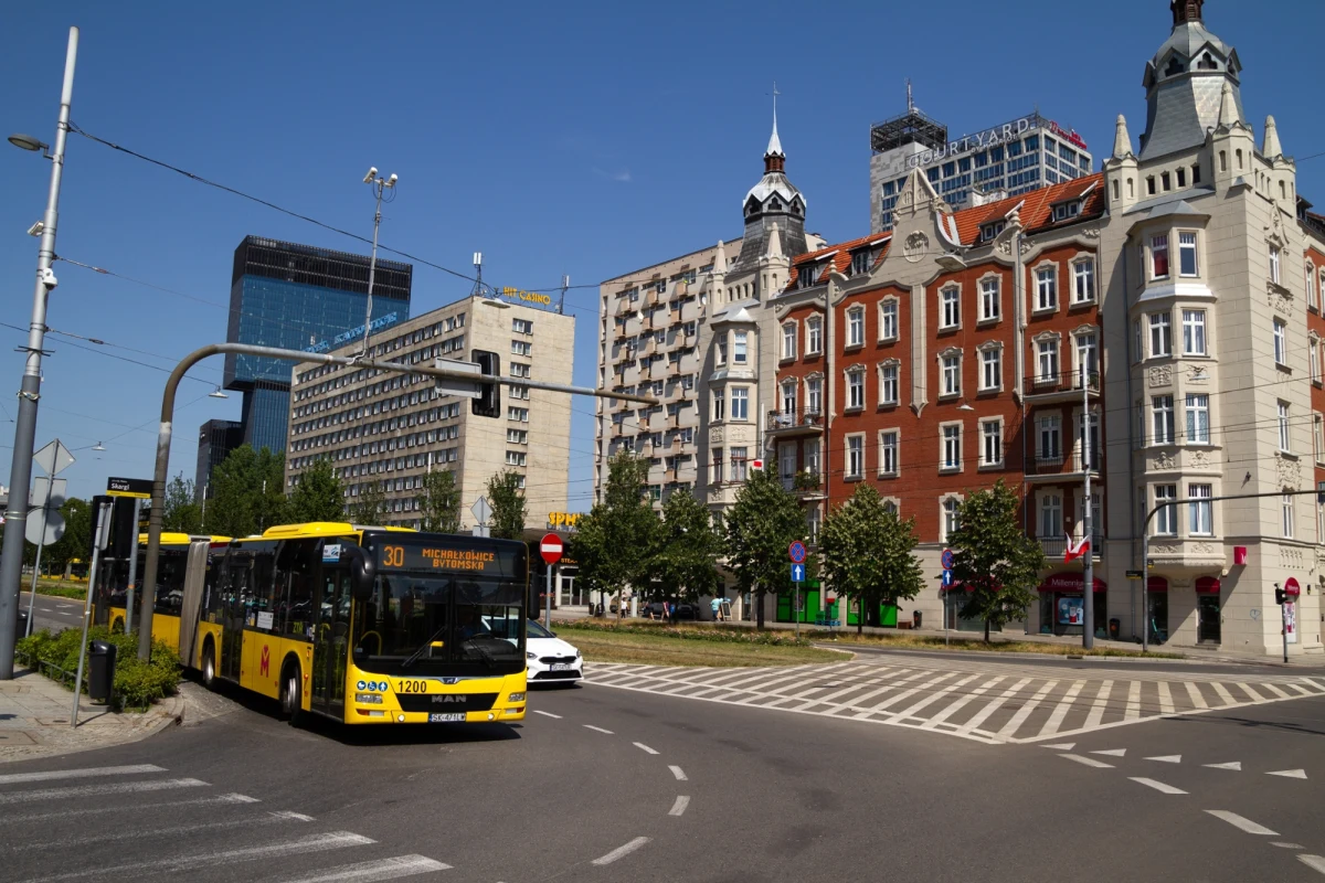 Od 29 czerwca 2026 roku ścisłe centrum Katowic zostanie objęte Strefą Czystego Transportu. Miasto, odpowiadając na wytyczne Ministerstwa Klimatu i Środowiska oraz Komisji Europejskiej, przygotowało projekt uchwały, który już wkrótce trafi do konsultacji społecznych. Co oznacza to dla mieszkańców i kierowców? Sprawdzamy szczegóły nowych regulacji.