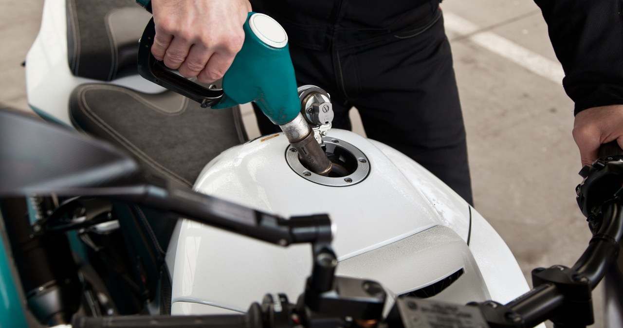 Motocykl 125 to tania alternatywa dla auta? Przejechanie 100 km to grosze