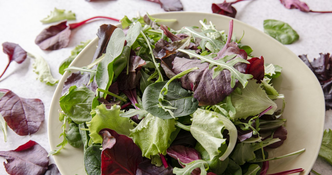 Nigdy nie kupuj takich sałat. Nie uwierzysz, co kryje się w środku