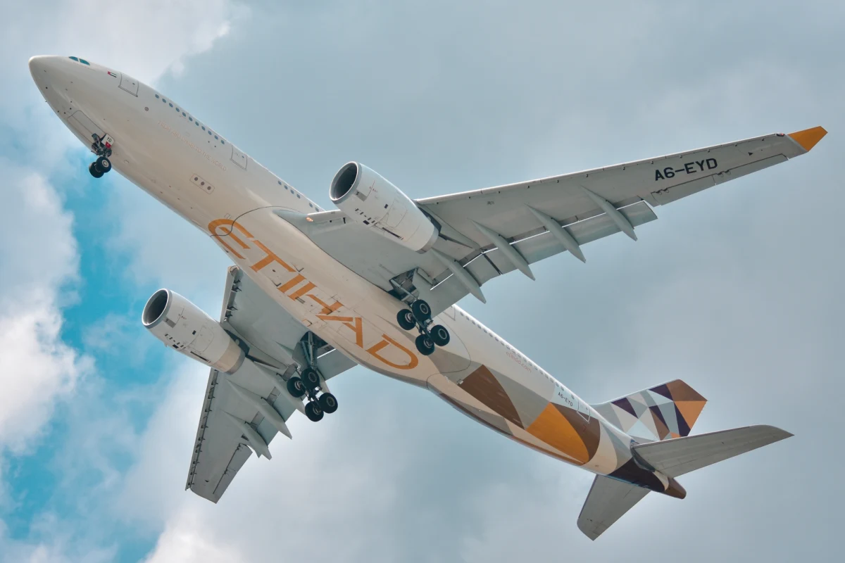 Emirackie linie lotnicze Etihad i Emirates ogłosiły, że w poniedziałek wieczorem wznowią w ograniczonym zakresie loty, wstrzymane z powodu wojny, która wybuchła w sobotę na Bliskim Wschodzie. Wznowienie ograniczonego ruchu potwierdził emiracki urząd lotnictwa cywilnego.

