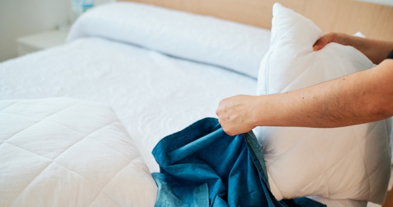 Tak wypierzesz puchową poduszkę. Pozbędziesz się kurzu i bakterii