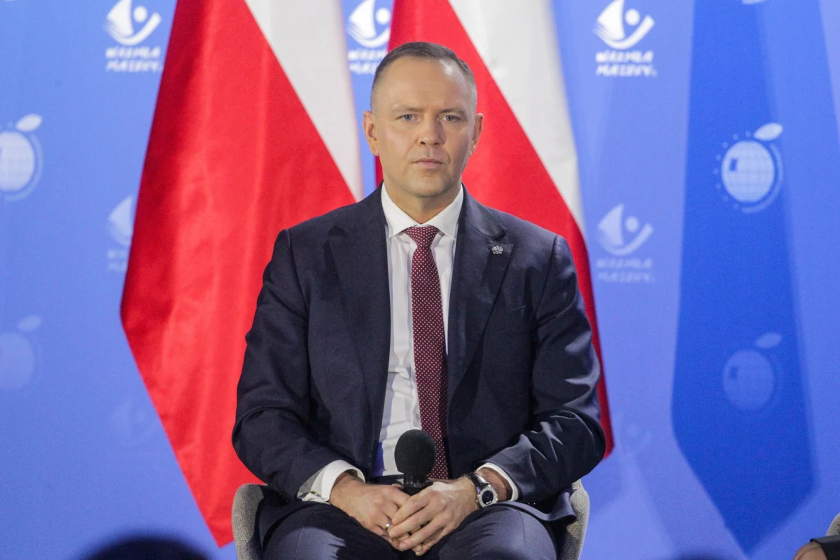 "Żyjemy w przekonaniu, że bez programu SAFE nie da się zbudować polskiej odporności. To to głęboka inżynieria polityczna rządzących, że Polski nie da się obronić bez tego programu" - powiedział prezydent Karol Nawrocki podczas kongresu samorządów w Mikołajkach (woj. warmińsko-mazurskie). Dodał, że bez SAFE polskie siły zbrojne budowały się, "jeśli dobrze zarządzano finansami publicznymi". Przyznał, że decyzji ws. ewentualnego podpisu pod ustawą bądź weta jeszcze nie podjął.